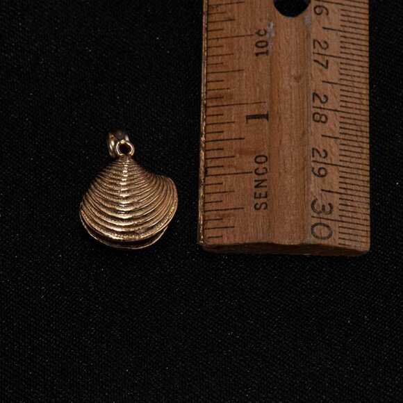 14K Yellow Gold Open Clam shell Pendant/Charm - Picture 1 of 3